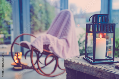 Fotografía Lampion, bougie et chaise à bascule dans une ambiance cocoon à la maison