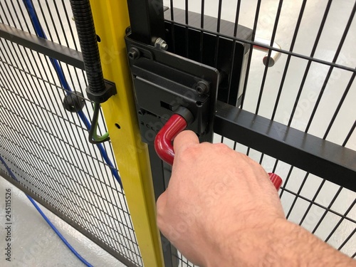 Sicherheitstür an einer Industriemaschine