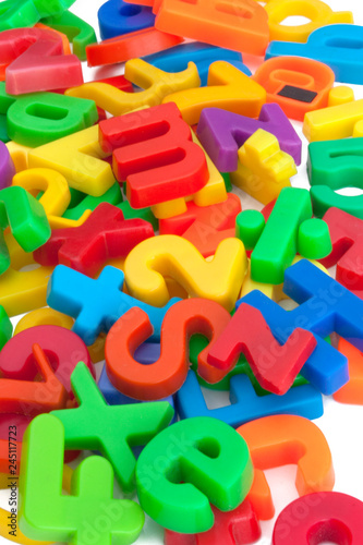 Lettres et chiffres en plastique colorés