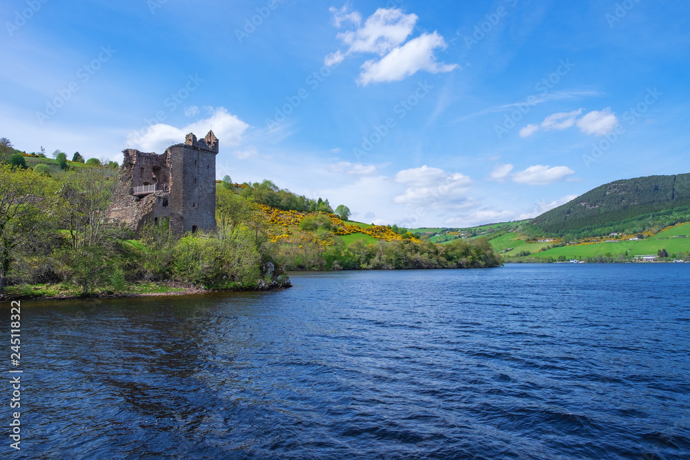 Ruine Urquhart am Loch Ness in den schottischen Highlands Ruine Urquhart am Loch Ness in den schottischen Highlands