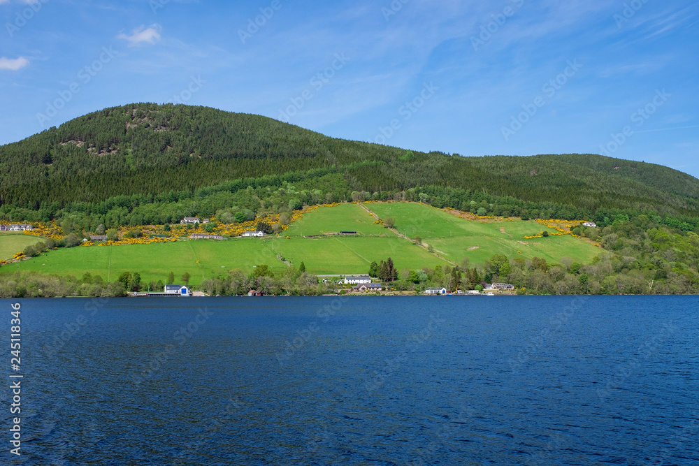 Das hügelige Ufer des Loch Ness in den schottischen Highlands