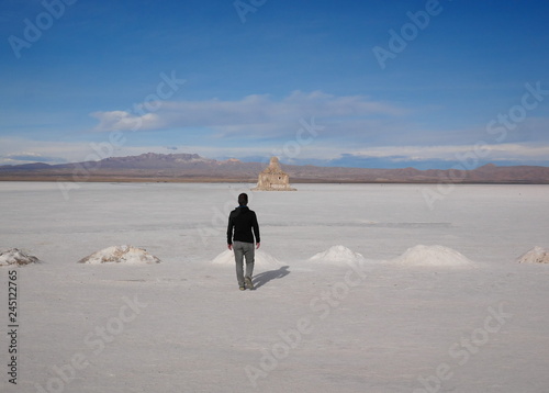 Obraz na płótnie Young tourist at Salar de Uyuni, Bolivia w salonie