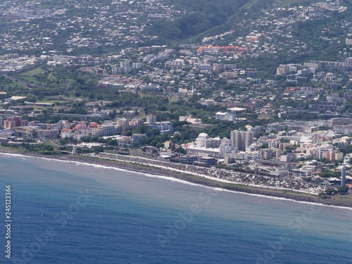 La Réunion, vue aérienne, route du Littoral et ville de Saint Denis