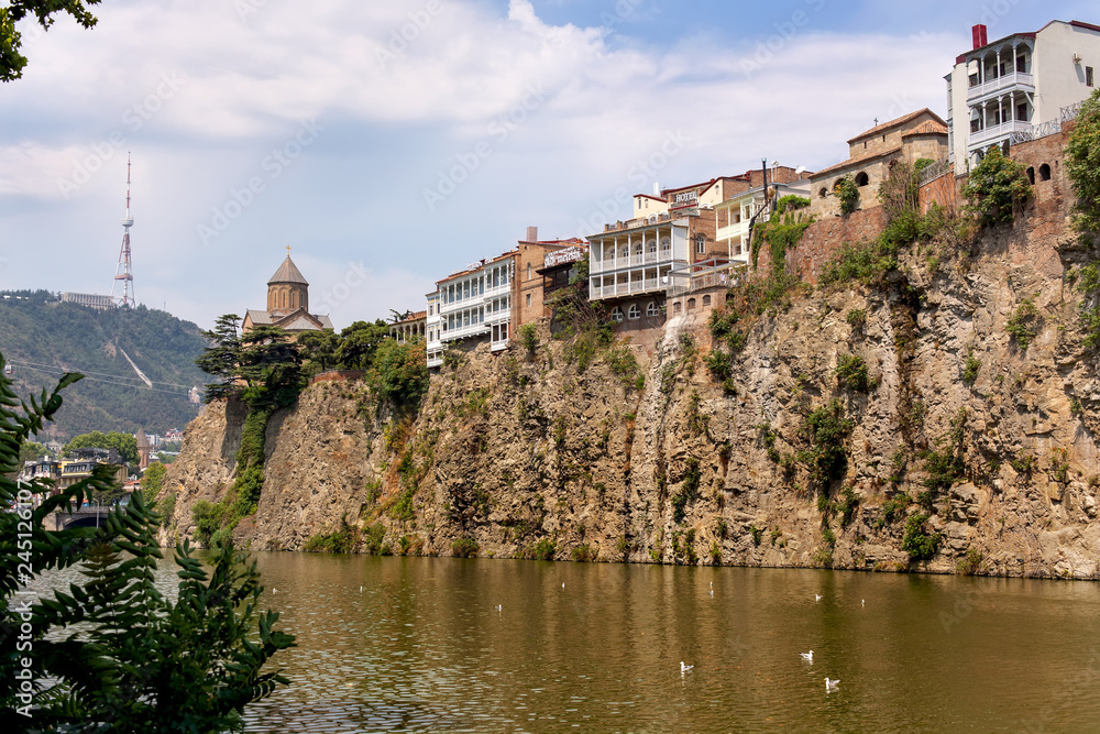 Исторический центр города Тбилиси. Вид на берег реки Кура.