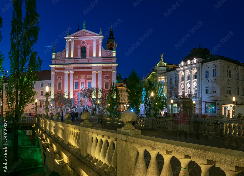 Naklejka premium Night view of Triple bridge and Franciscan church in Ljubljana, Slovenia
