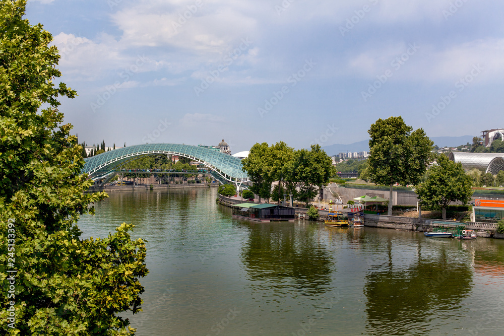 Вид на реку Кура и мост Мира. Центр Тбилиси.