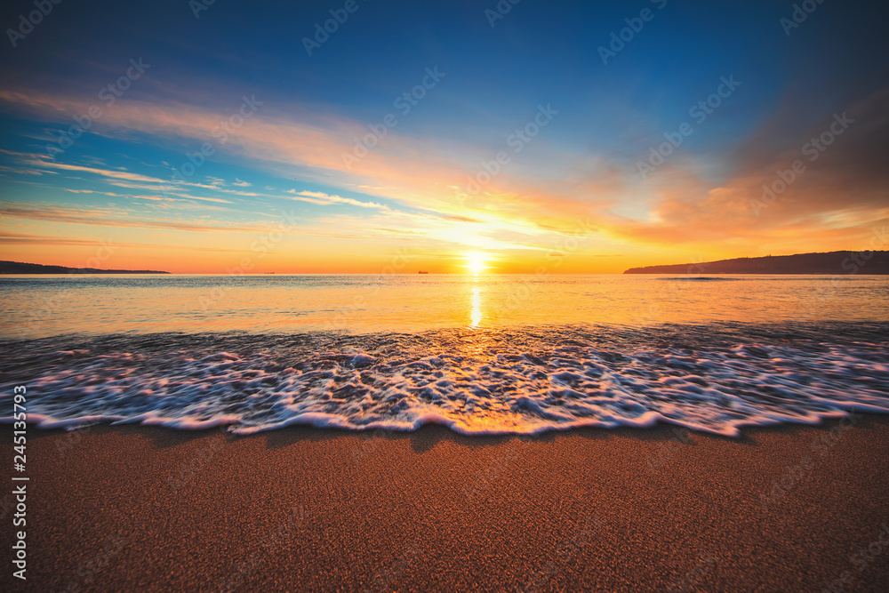 Naklejka premium Piękny wschód słońca nad morzem