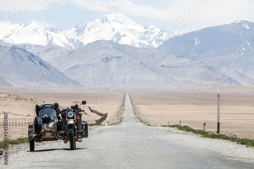 Tableau sur toile Sidecar riding in the mountains
