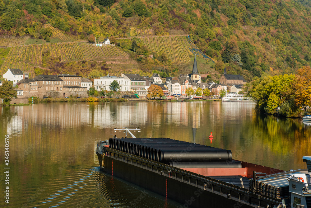 Fototapeta premium Frachtschiff bei Alf an der Mosel