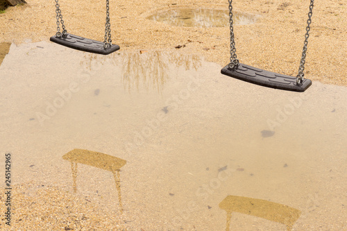 Foto Columpios solitarios. Lluvia. Reflejos