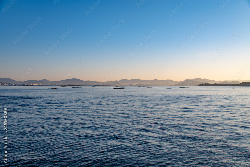 朝焼けの瀬戸内海　The view of Setonaikai, inland sea of Japan, in the morning glow 