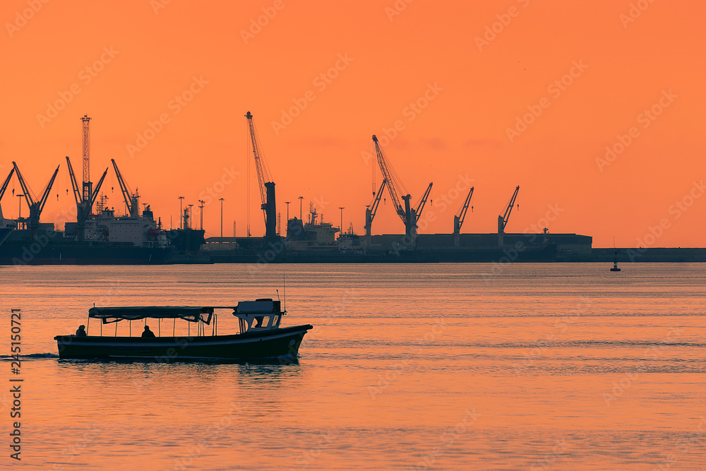 Obraz premium boat transporting people at sunset between Getxo and Portugalete