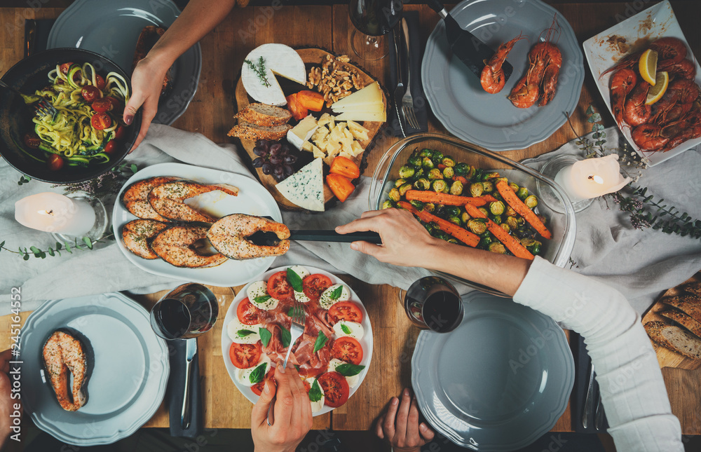 Φωτογραφία Top view of celebration, group of friends dinning, family celebration concept, f
