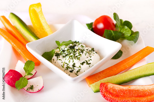 Gesundes Essen Gemüse Sticks mit Jogurt Dip 