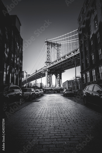New York City, Brooklyn. Uno scorcio sul Manhattan Bridge che richiama i film più classici come "C'era una volta in America" (2)