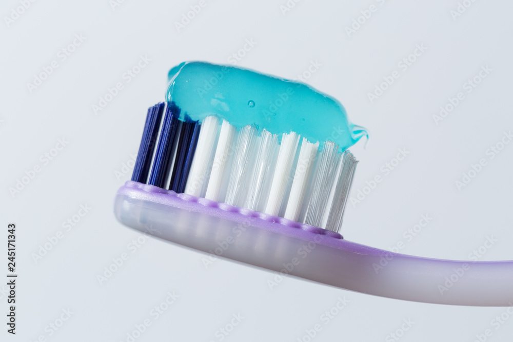 Spazzolino da denti con dentifricio azzurro Spazzolino da denti con dentifricio azzurro
