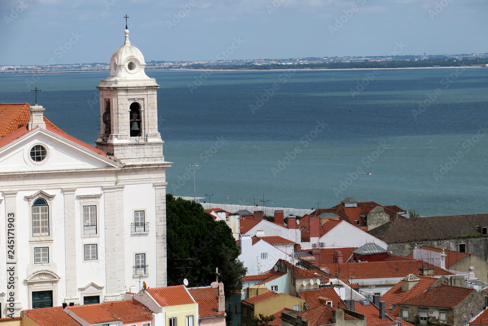 Blick von einer Burg auf die Altstadt von Lissabon Portugal und auf das blaue Meer