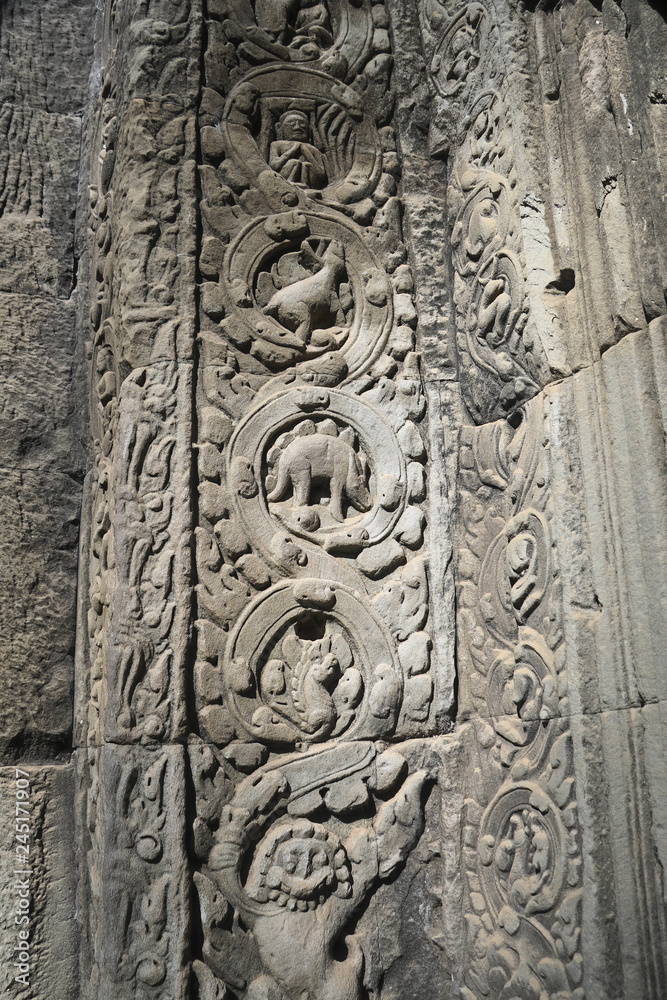 détail des bas-reliefs d'un temple d'Angkor au Cambodge