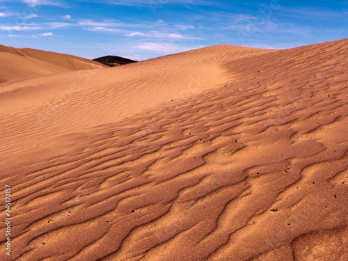 Die Wüste Sahara im Süden von Marokko. Durch den Wind entstehen schöne Muster im Sand und auf den Dünen.