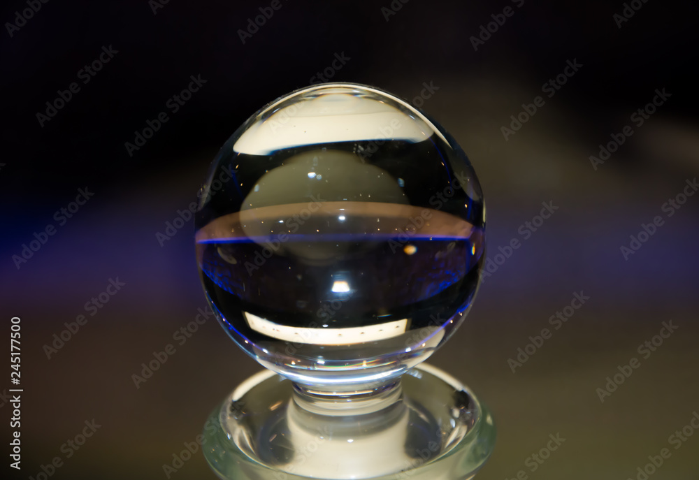 Bola de cristal, con reflejos en colores, espacio libre, fotografía macro, copy-space Bola de cristal, con reflejos en colores, espacio libre, fotografía macro, copy-space