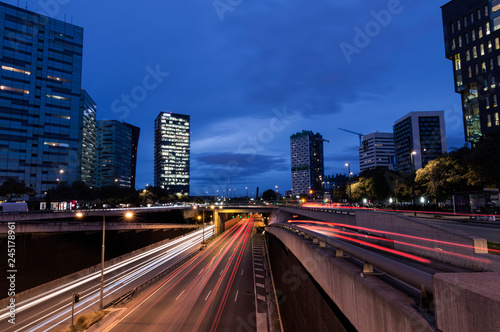 Circulation in the city at nightfall