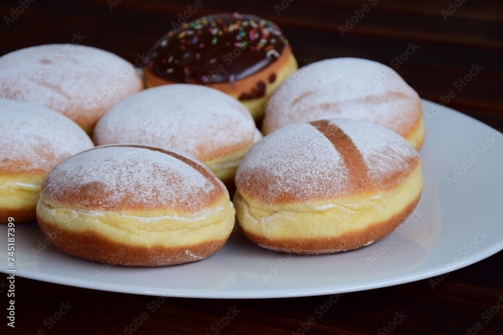 Teller mit Berliner - Faschingskrapfen Teller mit Berliner - Faschingskrapfen