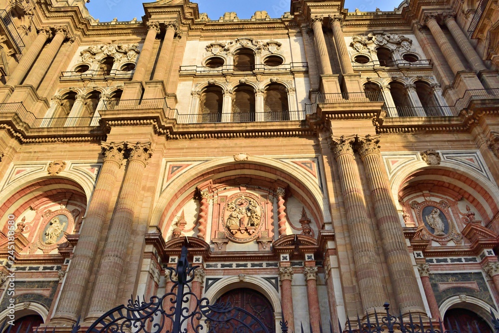 veduta esterna della bellissima Cattedrale di Malaga in Spagna uno dei più importanti monumenti rinascimentali dell'Andalusia che si staglia nel panorama cittadino con la sua ampia volumetria.