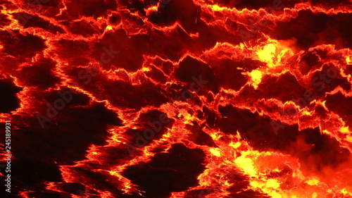 abstrakcyjne czerwono czarno żółte wzory na powierzchni lawy we wnętrzu aktywnego wulkanu