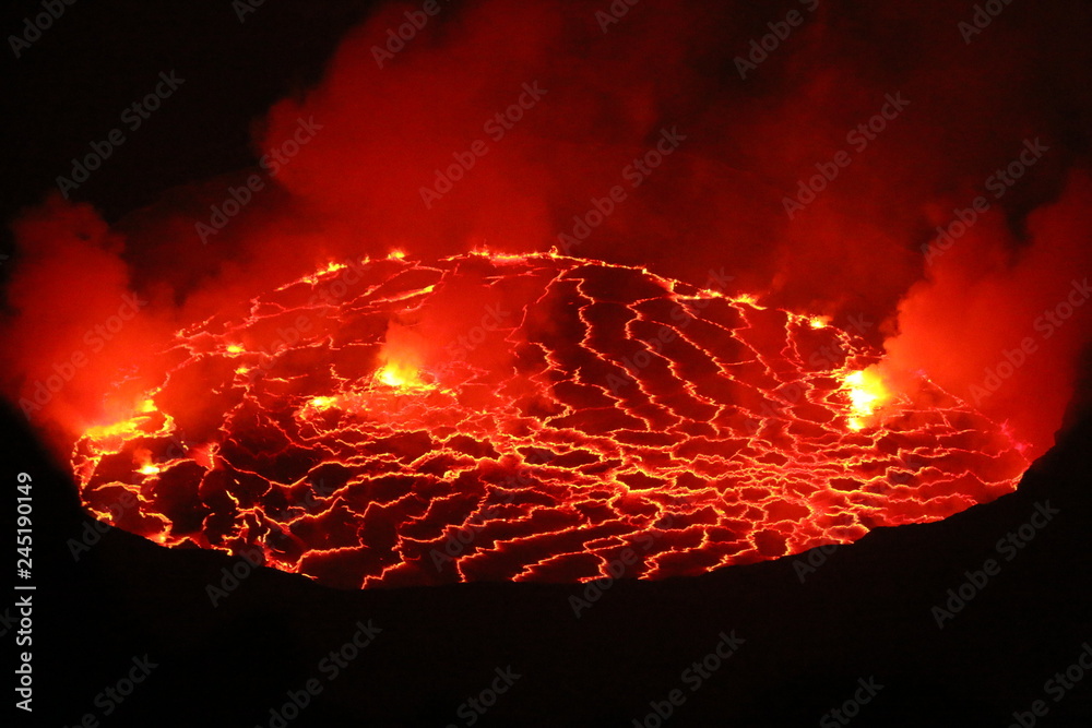 Naklejka premium wnętrze aktywnego wulkanu z rozgrzaną do czerwoności lawą