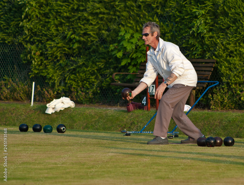 Obraz premium man playing lawn bowls