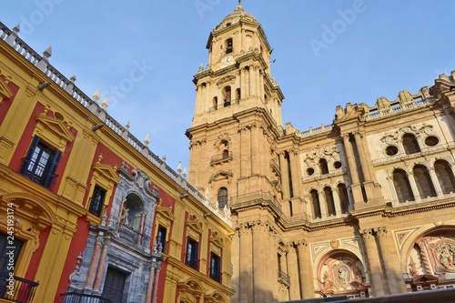 veduta esterna della Cattedrale di Malaga in Spagna uno dei più importanti monumenti rinascimentali dell'Andalusia . E' rimasta incompiuta per quanto riguarda la torre campanaria meridionale.