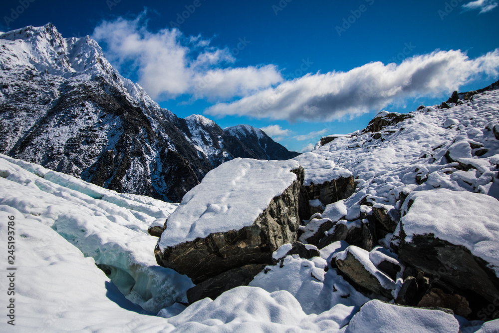 Obraz premium Boulder on Franz Josef Glacier