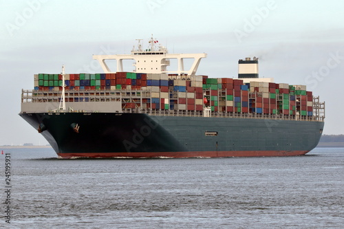 riesiges grünes Containerschiff