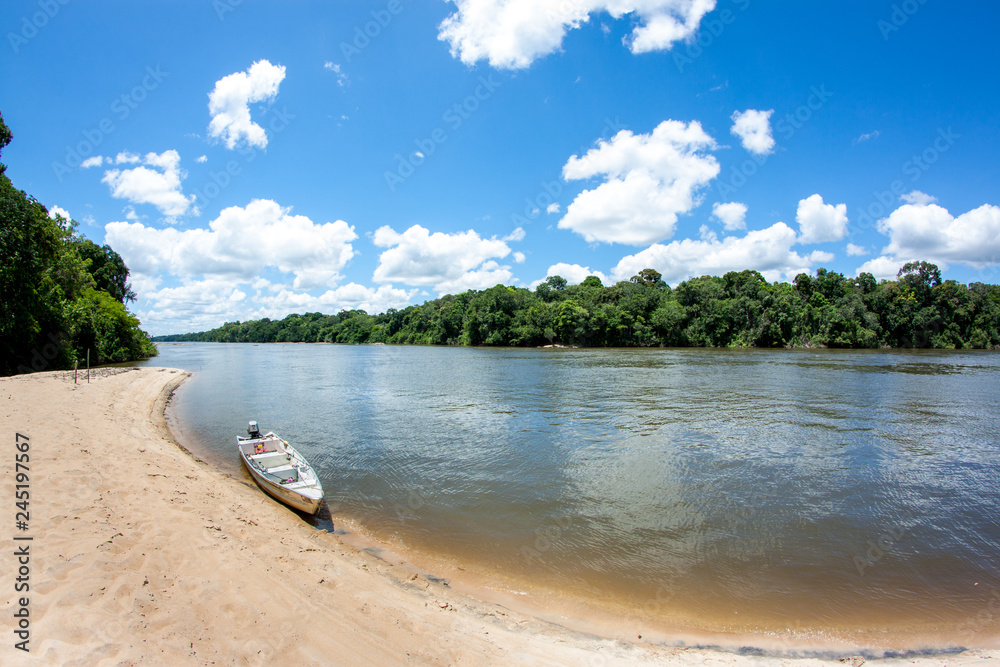 Boot am Essequibo Fluss in Guyana Südamerika, Teil des Amazonas
