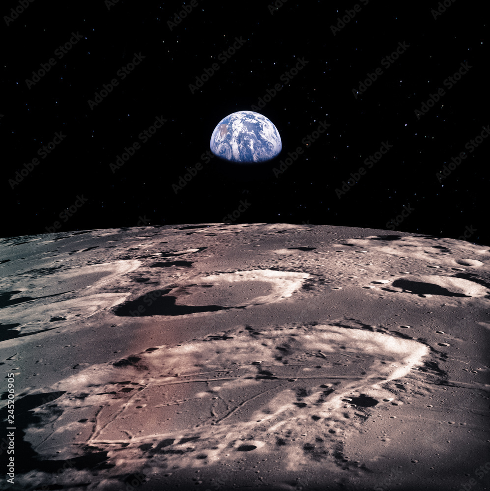 Fototapeta premium Ziemia wznosi się ponad horyzont księżycowy z ogromnymi kraterami meteorów. Elementy tego zdjęcia dostarczone przez NASA.