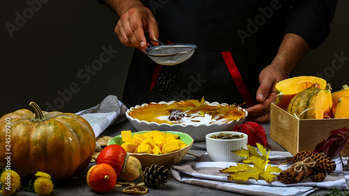 Принти на полотні Close the chef's hands sprinkles powdered, ready decorates cakes