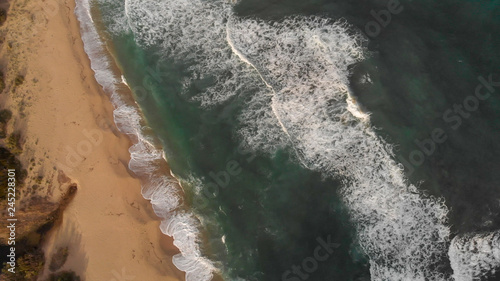 Strand mit türkisem Wasser von Oben, Wellen, Luftaufnahme