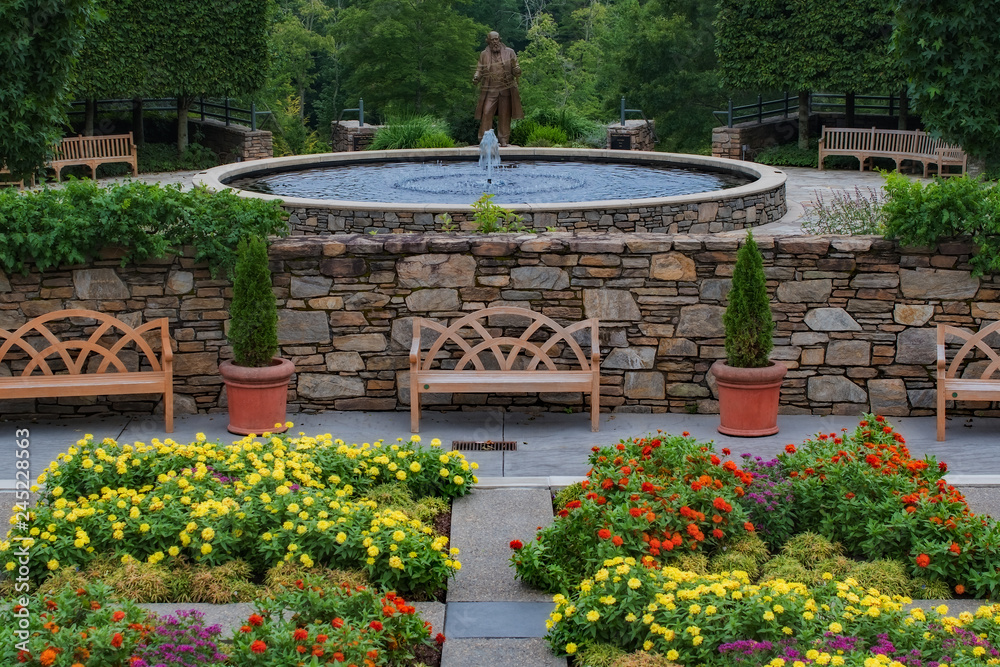 Obraz premium Beautiful Fountain Arboretum Gardens