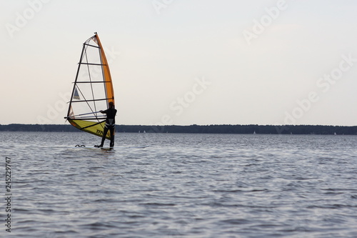 Windsurfer auf einem See