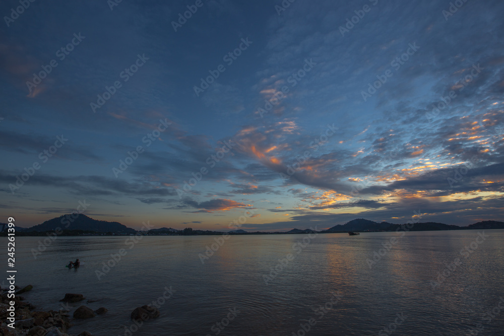 Naklejka premium The background of the blue sky, natural wallpaper, the lake, has the atmosphere of the wind and the beautiful morning sun, seen during travel