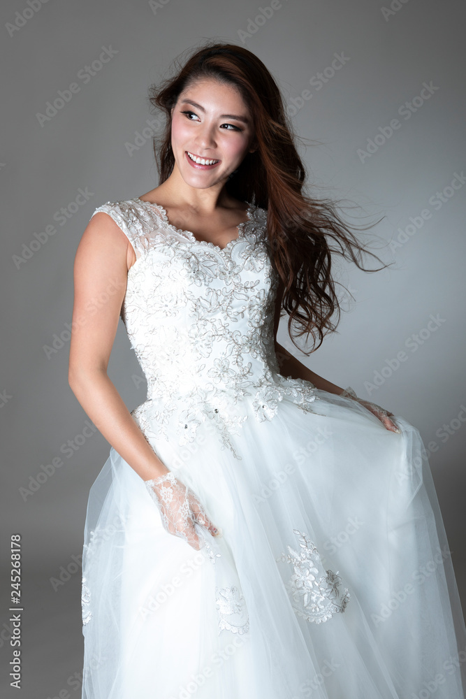 ウェディングドレスを着た女性