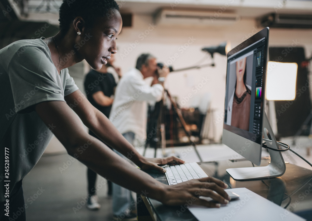 © Rawpixel.com - Creative checking the shot on the monitor © Rawpixel.com - Creative checking the shot on the monitor