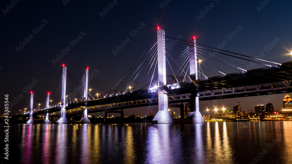 Fototapeta premium Most w Louisville Kentucky (zdjęcie nocne)