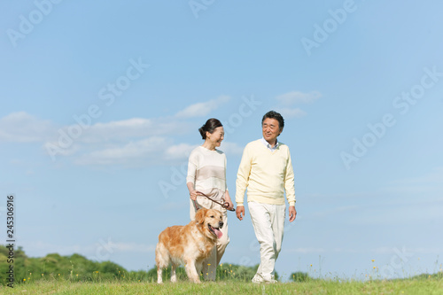 犬の散歩をする中高年夫婦 Stock Photo Adobe Stock