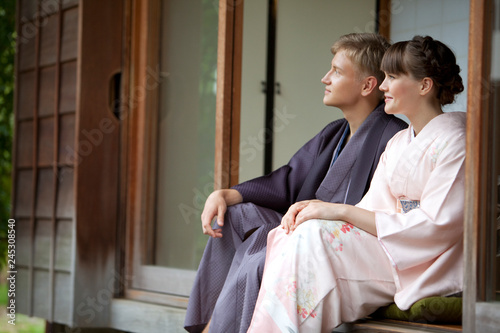 縁側に座る着物姿の外国人カップル Stock Photo Adobe Stock 縁側に座る着物姿の外国人カップル Stock Photo Adobe Stock