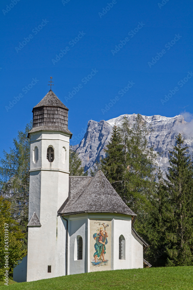 Rochuskapelle mit Zugspitze