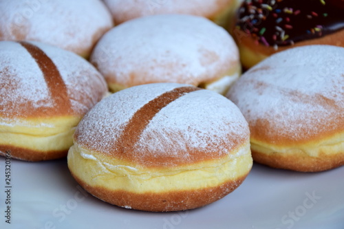 Berliner mit Puderzucker und Schokolade