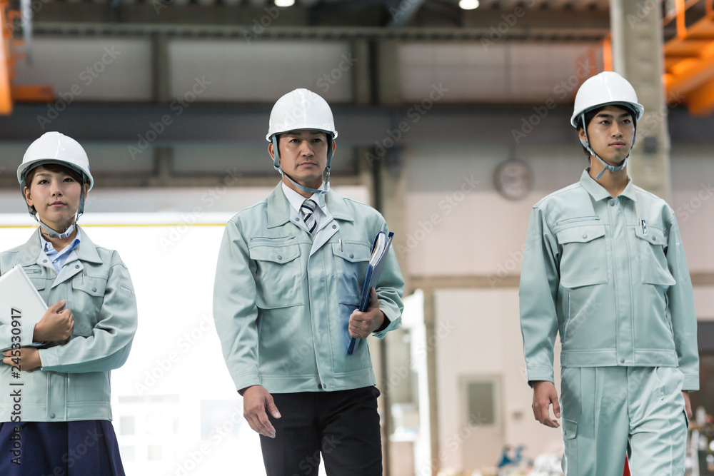 工場で歩く男女の作業員 Stock 写真 | Adobe Stock