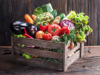 Papier peint photo Légumes Caisse en bois légumes multicolores  © volff