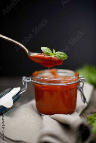 Salasa di pomodoro e basilico photo